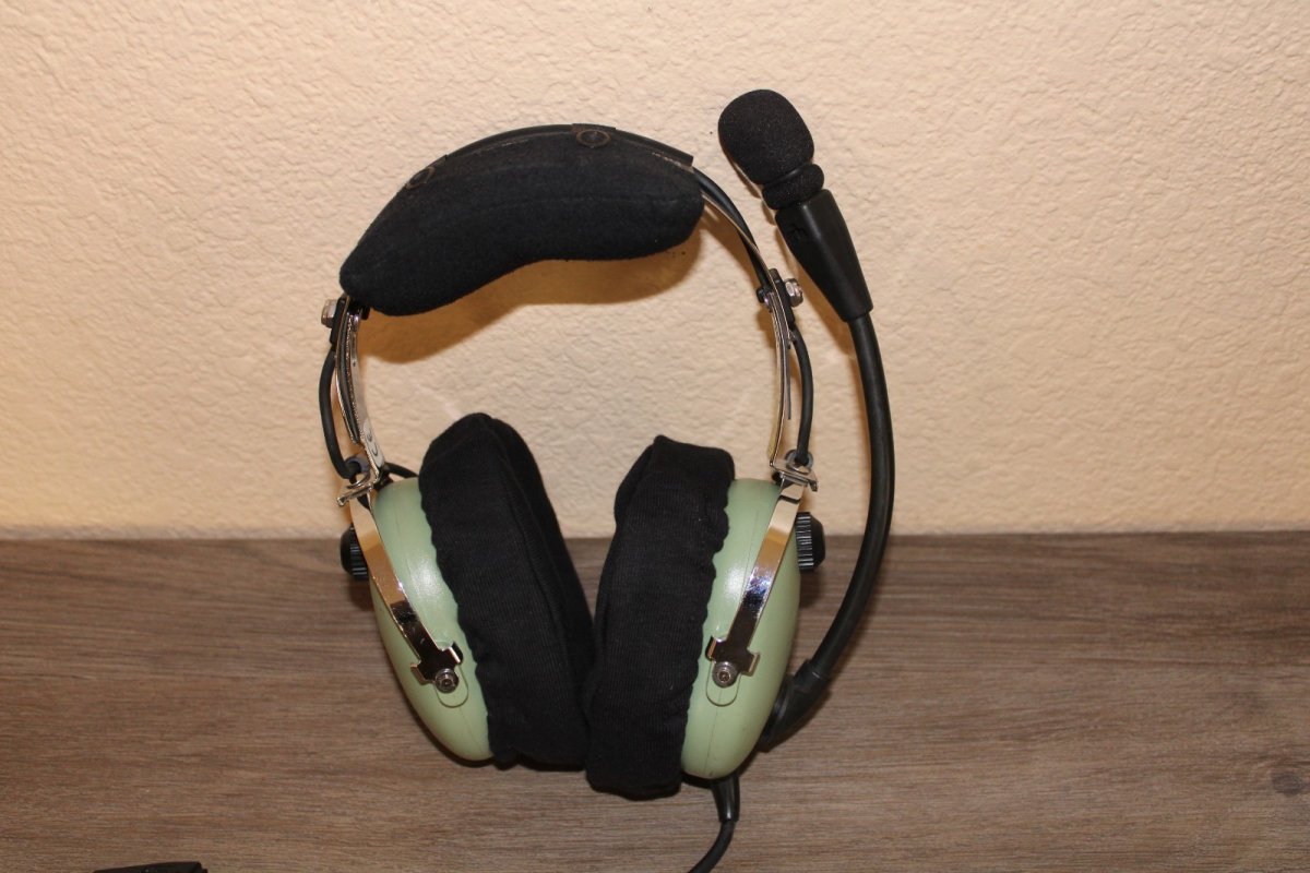 David Clark H10-13S Aviation Headset used (READ BELOW)